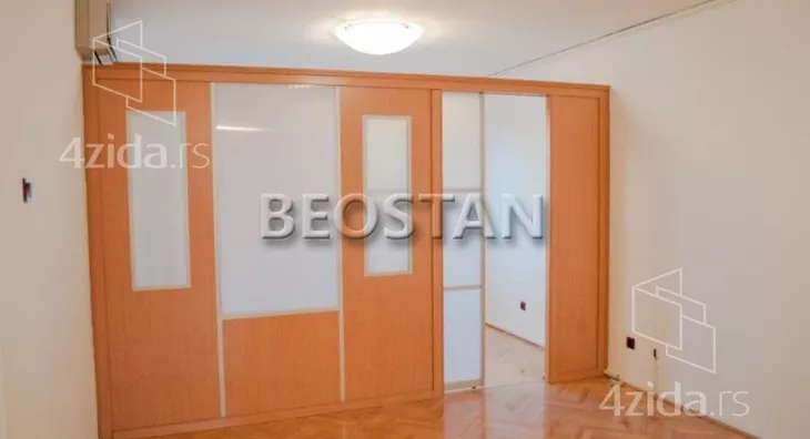 Šestoiposoban stan | 4zida