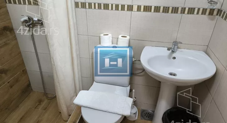 Poslovna zgrada | 4zida