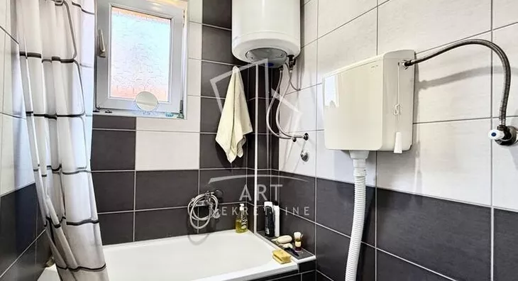 Šestoiposoban stan | 4zida