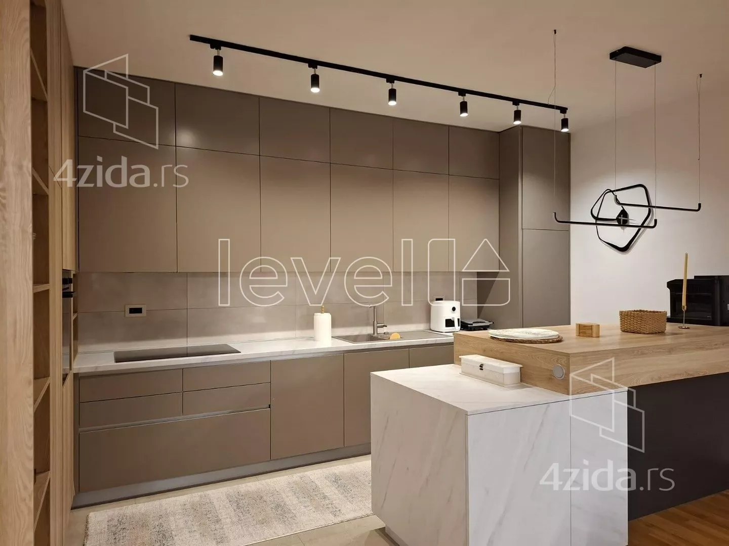 Četvoroiposoban stan | 4zida