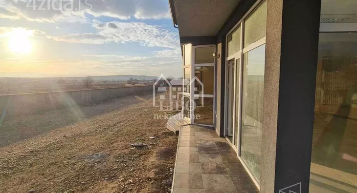 Poslovna zgrada | 4zida