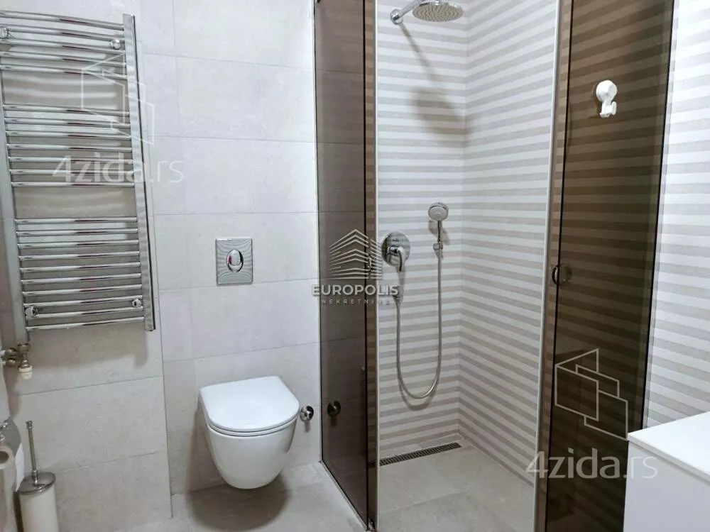 Šestoiposoban stan | 4zida