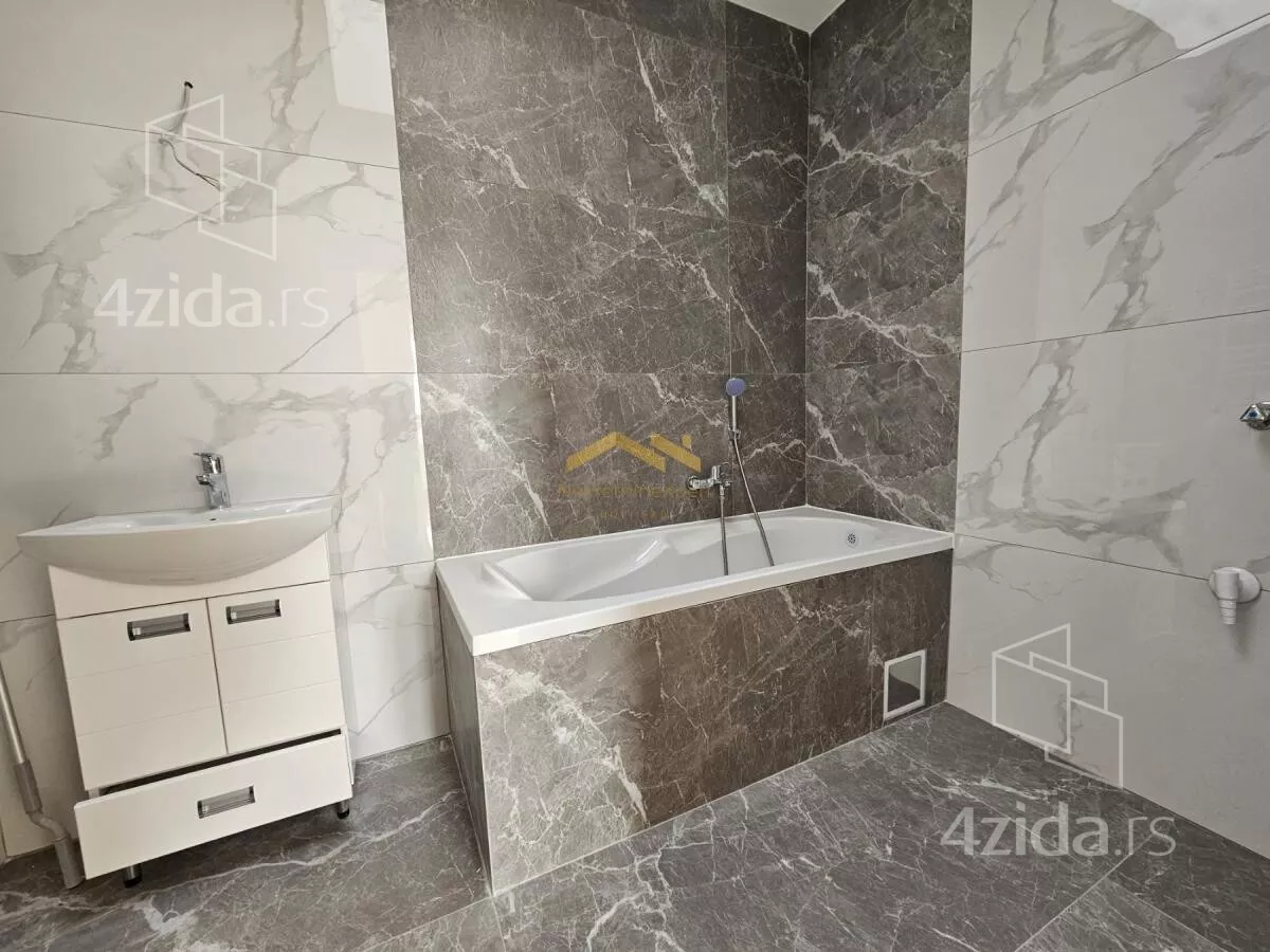 Šestosoban stan | 4zida