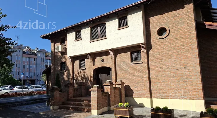 Poslovna zgrada | 4zida