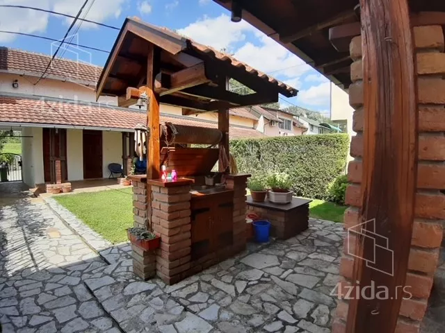 Šestosoban stan | 4zida