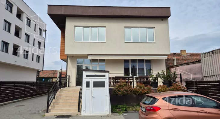 Poslovna zgrada | 4zida