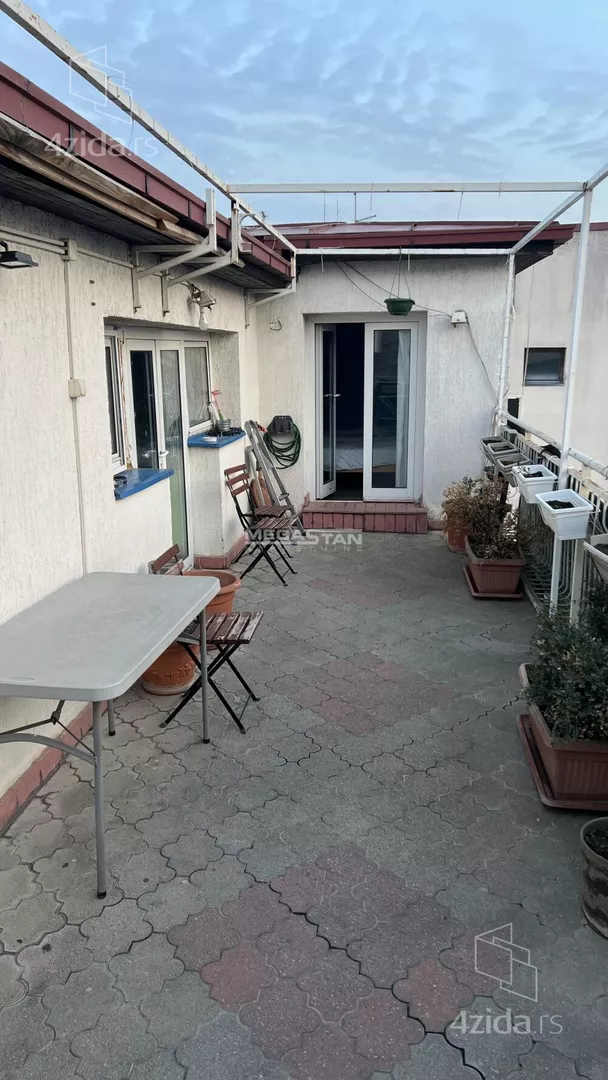 Šestoiposoban stan | 4zida