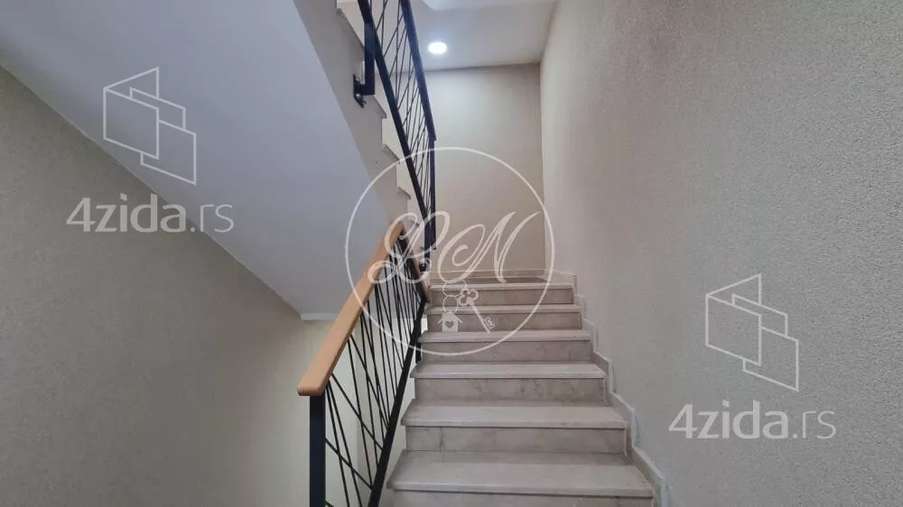 Šestoiposoban stan | 4zida