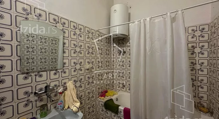 Šestoiposoban stan | 4zida