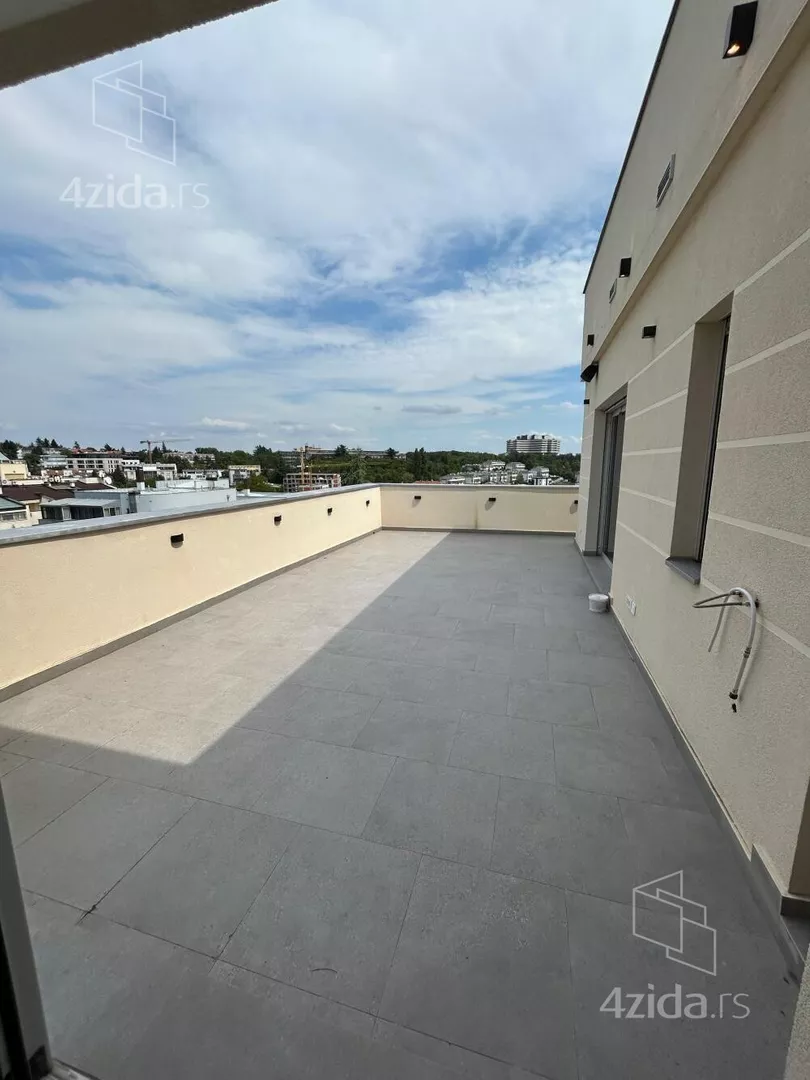 Šestoiposoban stan | 4zida