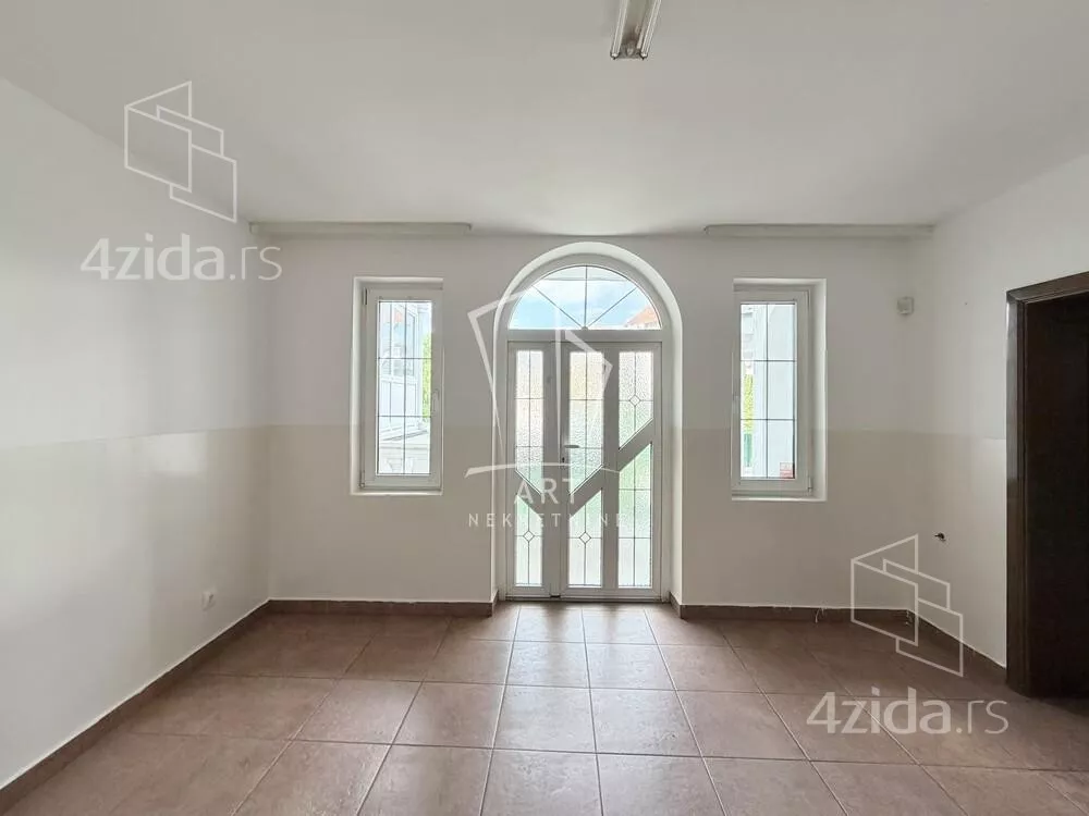 Poslovna zgrada | 4zida