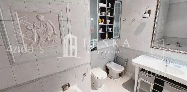 Šestoiposoban stan | 4zida