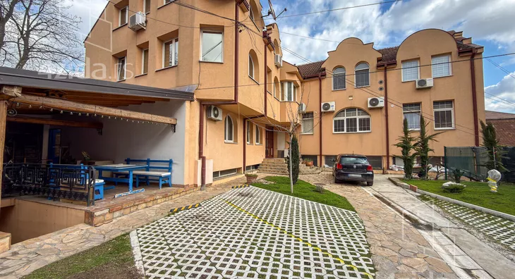 Poslovna zgrada | 4zida