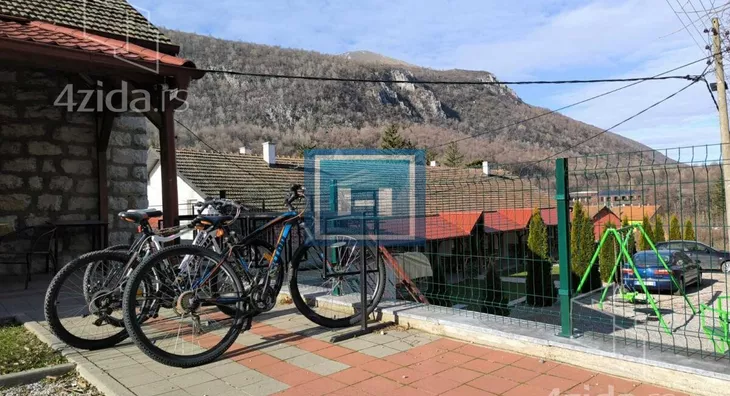 Poslovna zgrada | 4zida