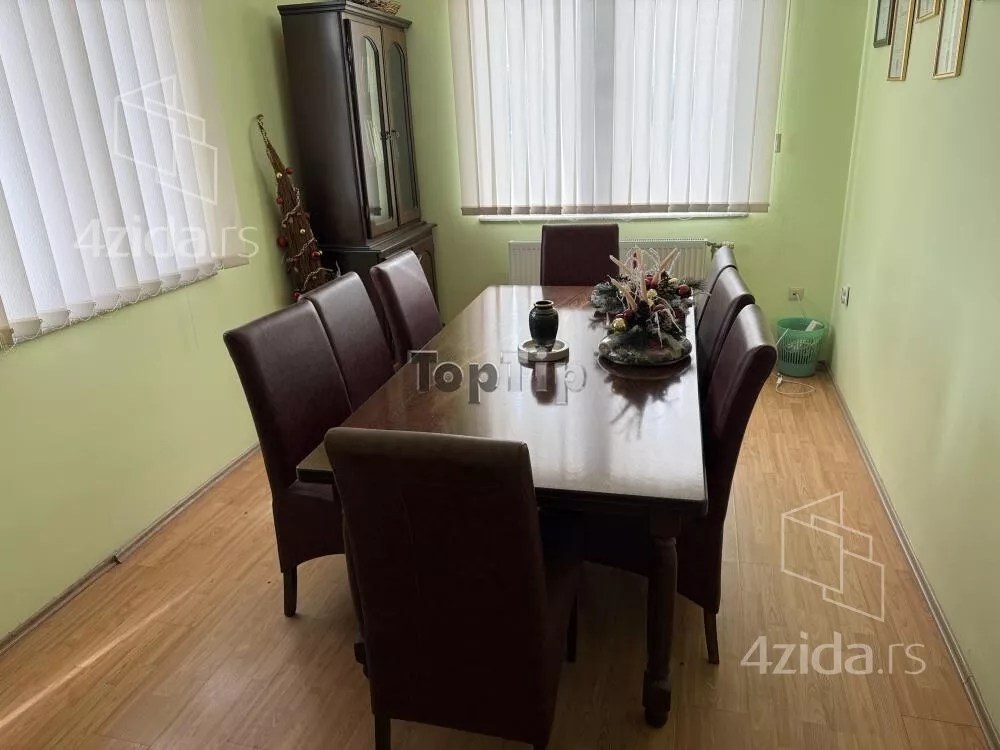 Poslovna zgrada | 4zida