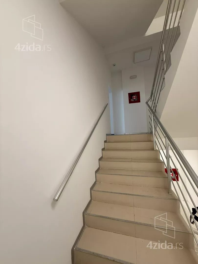 Poslovna zgrada | 4zida