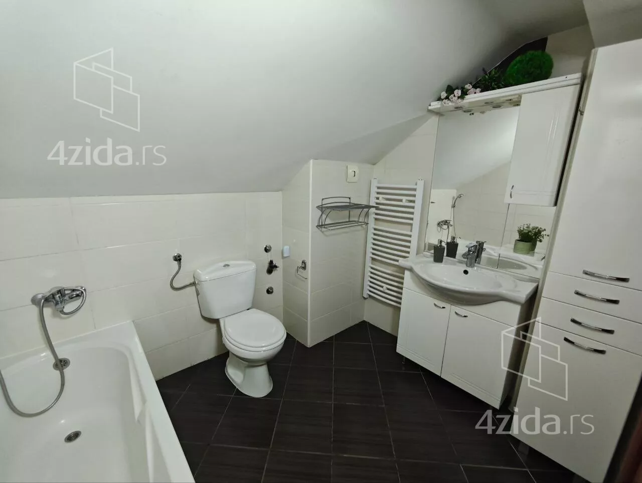 Troiposoban stan | 4zida