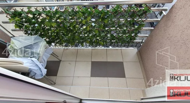 Šestosoban stan | 4zida