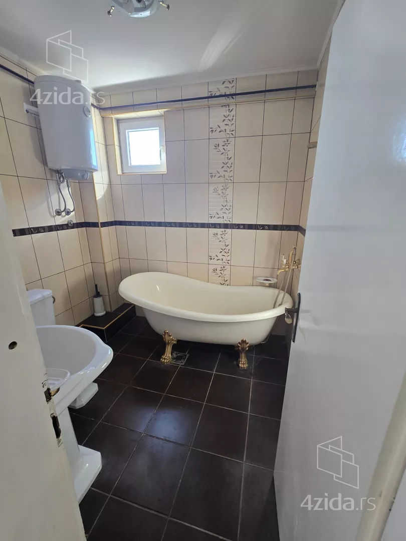 Četvoroiposoban stan | 4zida