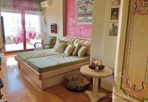 Šestosoban stan | 4zida