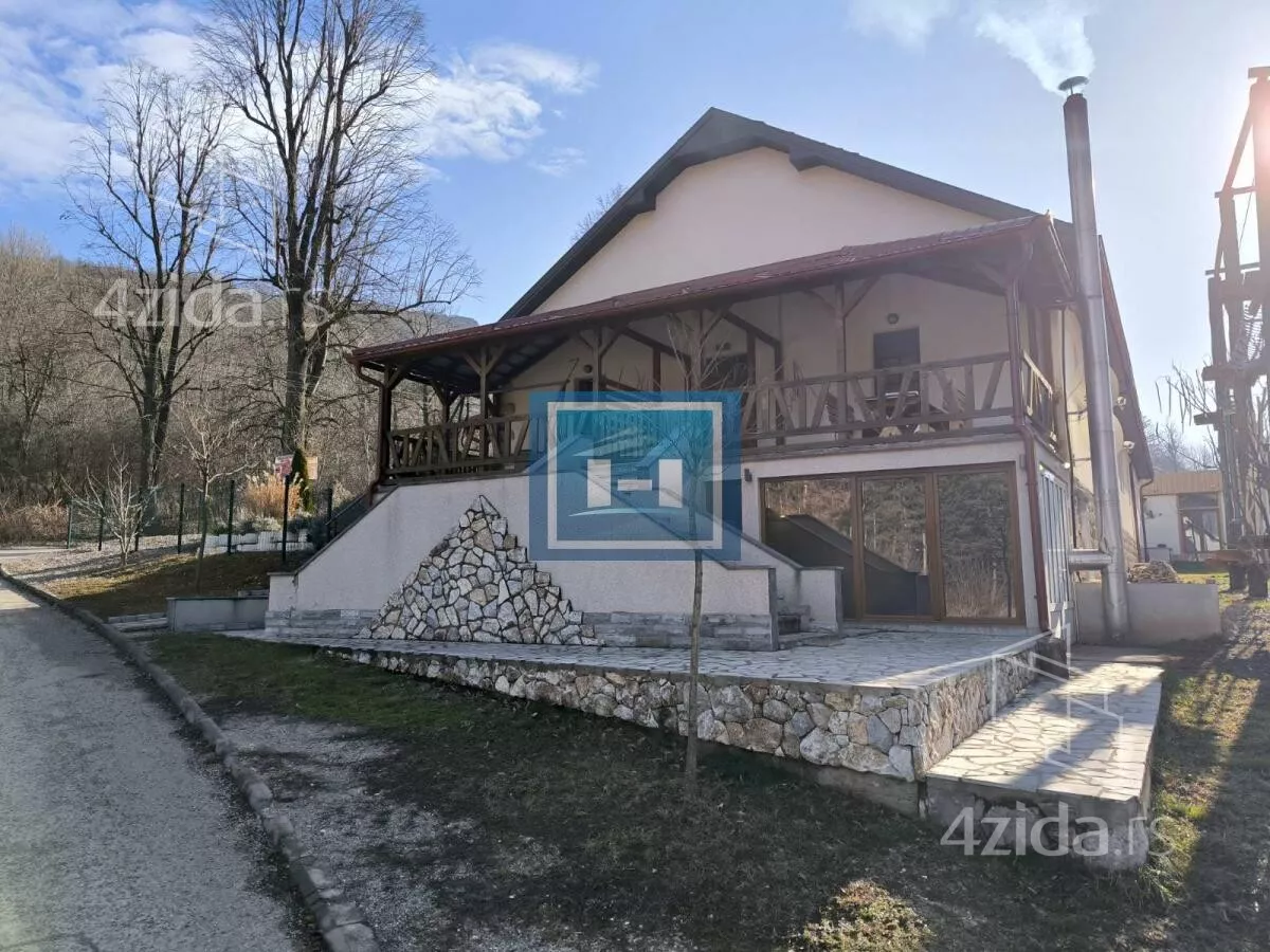 Poslovna zgrada | 4zida