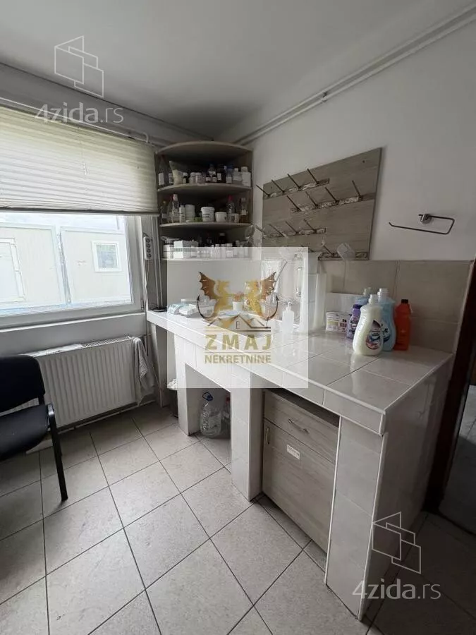 Poslovna zgrada | 4zida