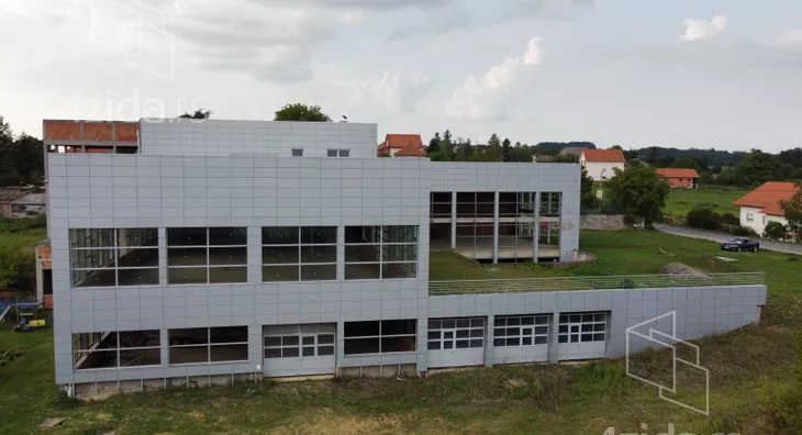 Poslovna zgrada | 4zida