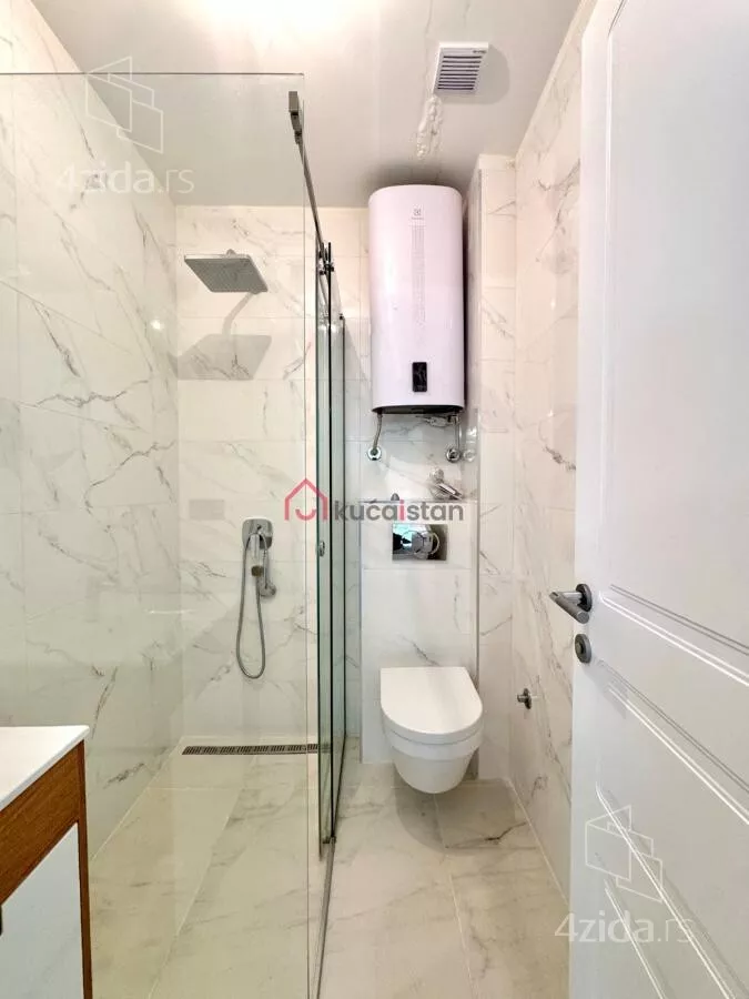 Poslovna zgrada | 4zida