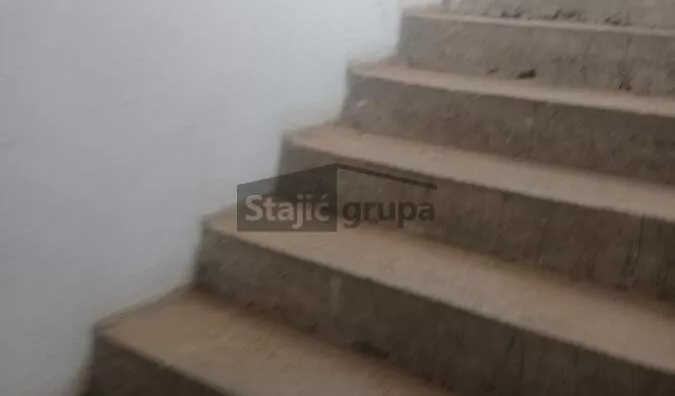 Poslovna zgrada | 4zida