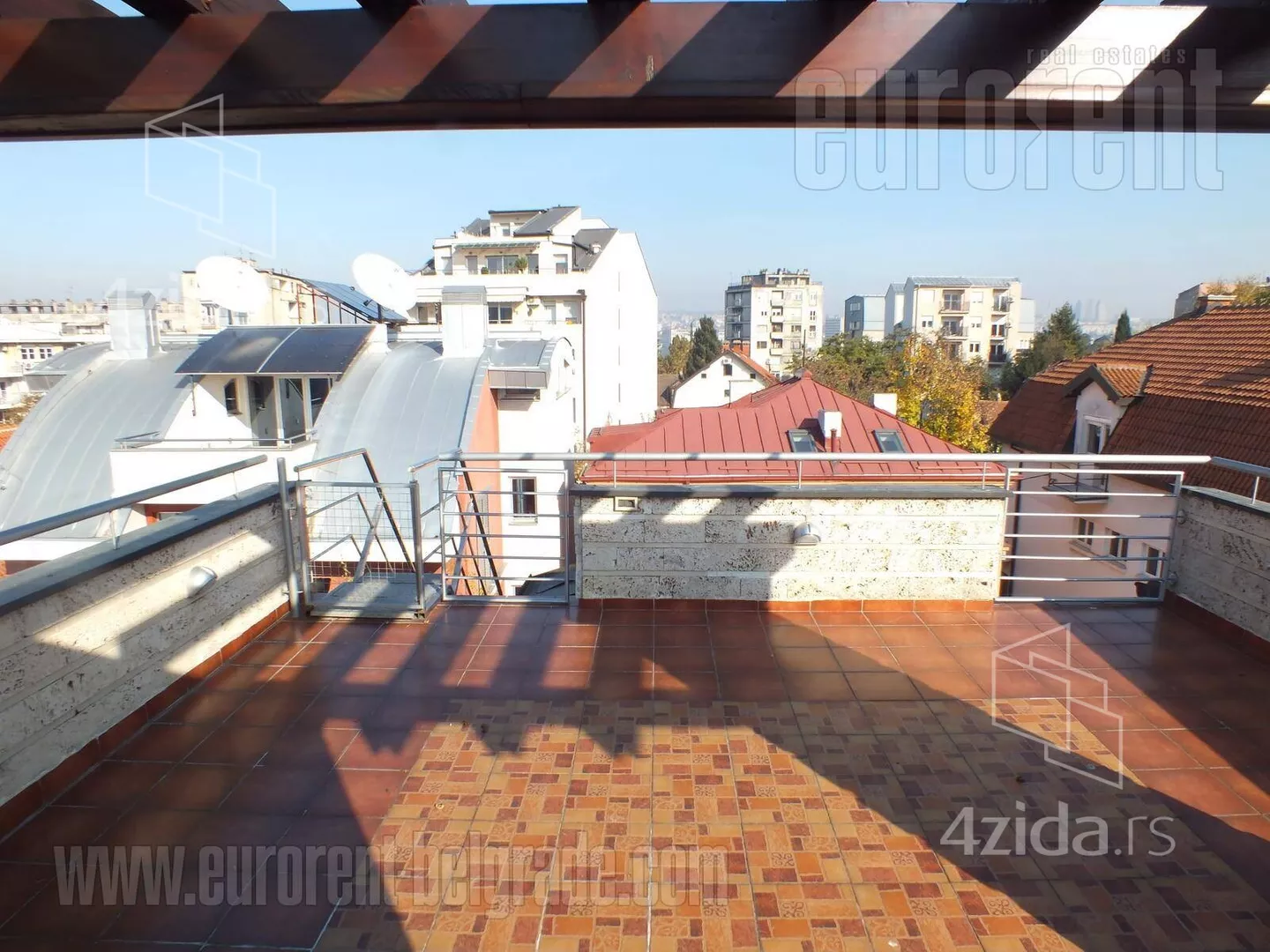 Sedmosoban stan | 4zida