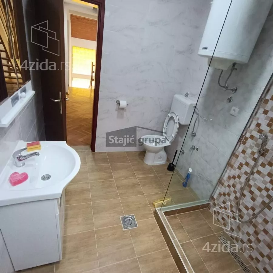 Četvoroiposoban stan | 4zida