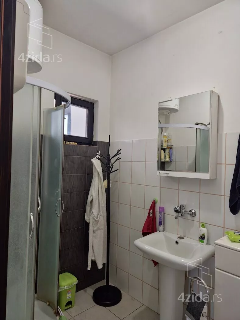 Poslovna zgrada | 4zida