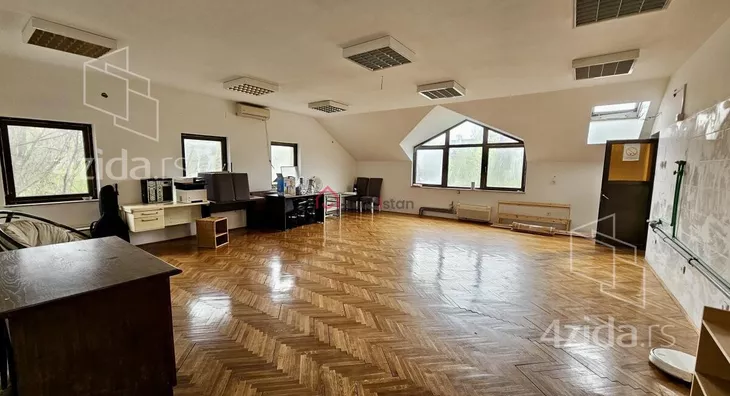 Poslovna zgrada | 4zida