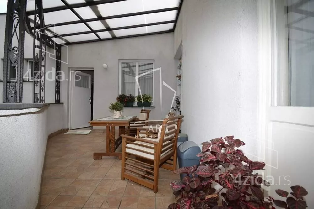 Petoiposoban stan | 4zida