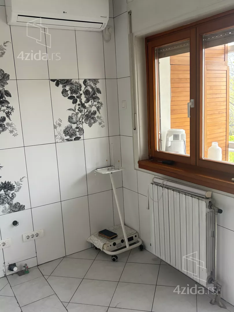 Poslovna zgrada | 4zida