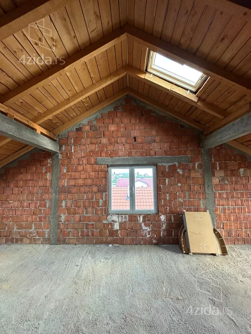 Četvoroiposoban stan | 4zida