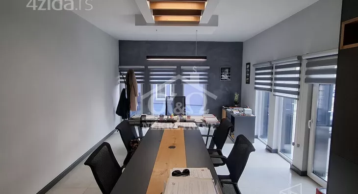 Poslovna zgrada | 4zida