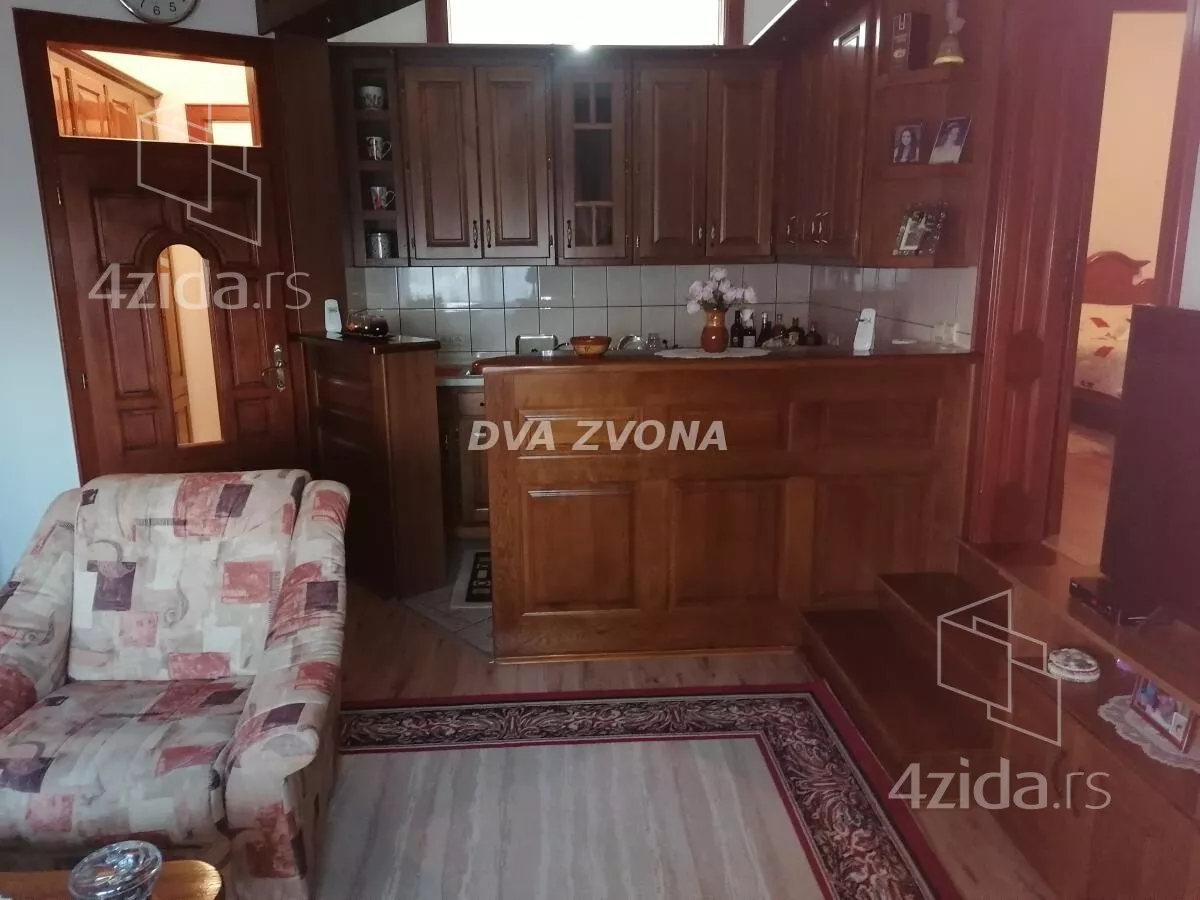 Poslovna zgrada | 4zida