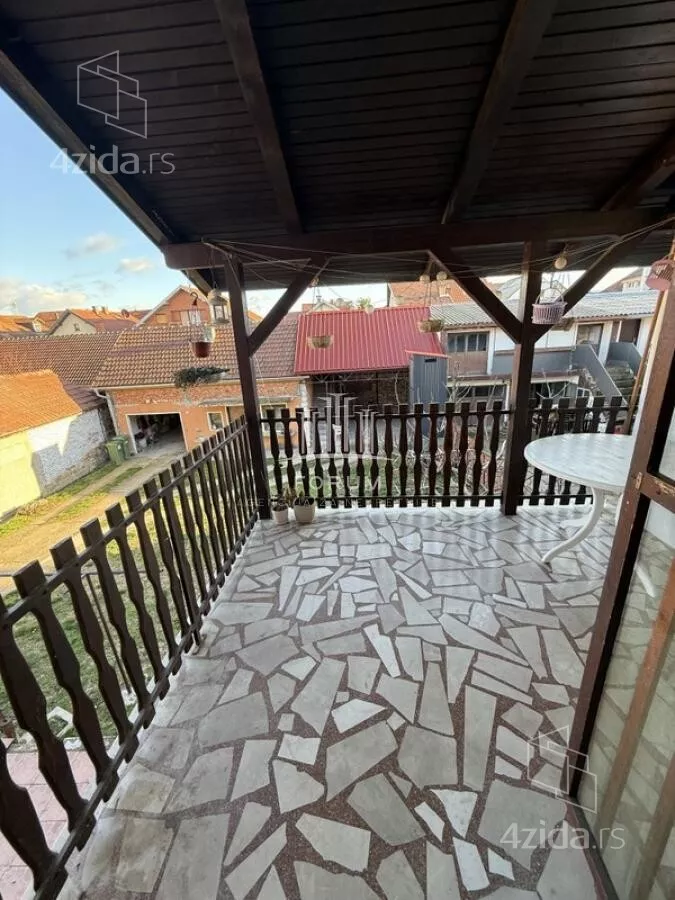 Troiposoban stan | 4zida