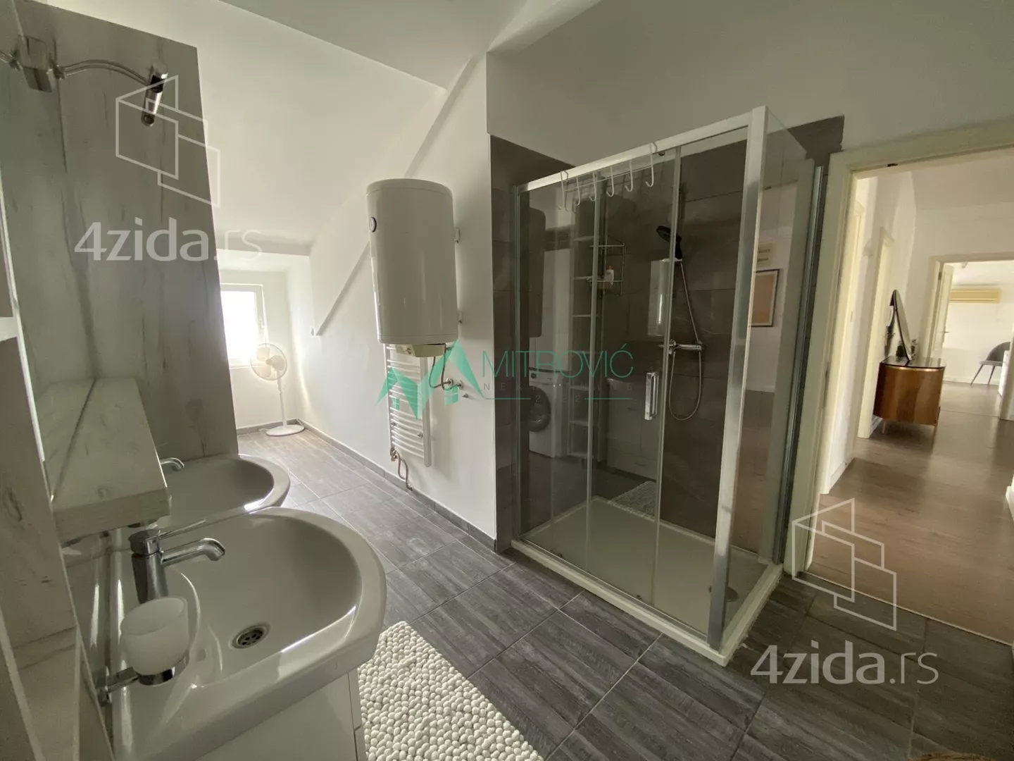 Četvoroiposoban stan | 4zida