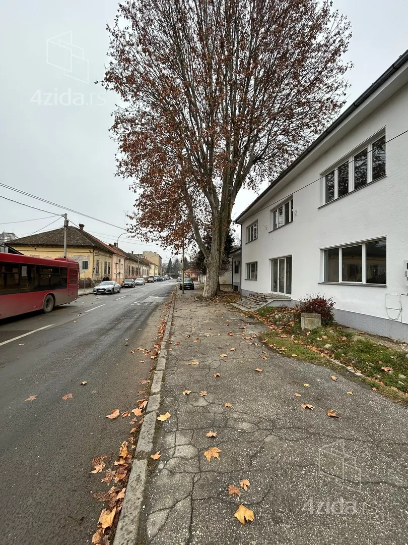 Poslovna zgrada | 4zida