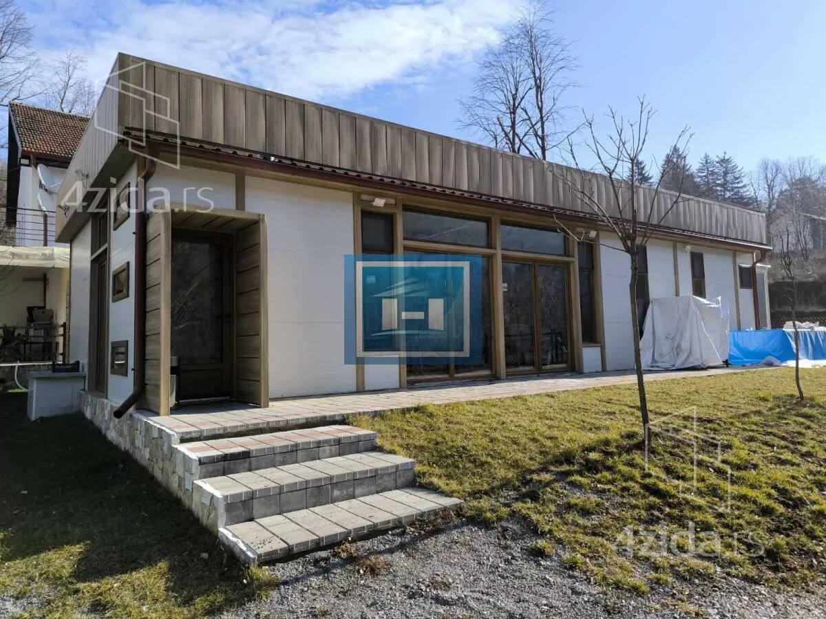 Poslovna zgrada | 4zida