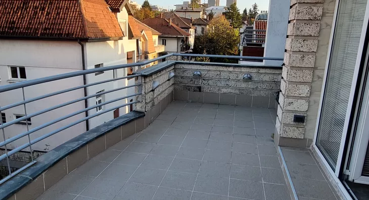 Šestoiposoban stan | 4zida