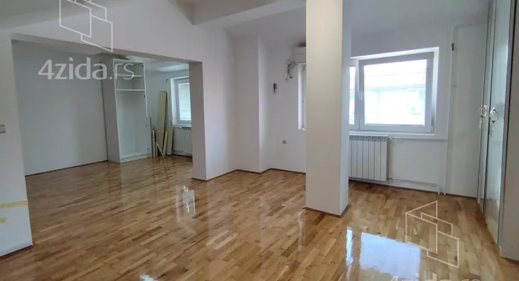 Šestosoban stan | 4zida