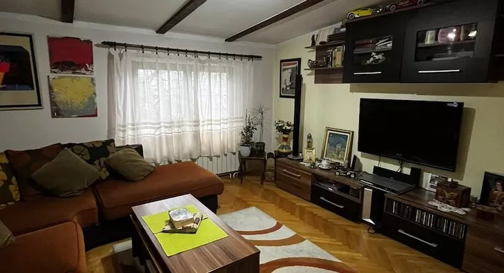 Šestosoban stan | 4zida