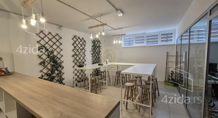 Poslovna zgrada | 4zida