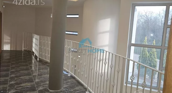 Poslovna zgrada | 4zida