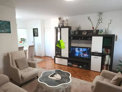 Crveni Pevac | 4zida.rs