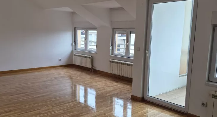 Četvoroiposoban stan | 4zida