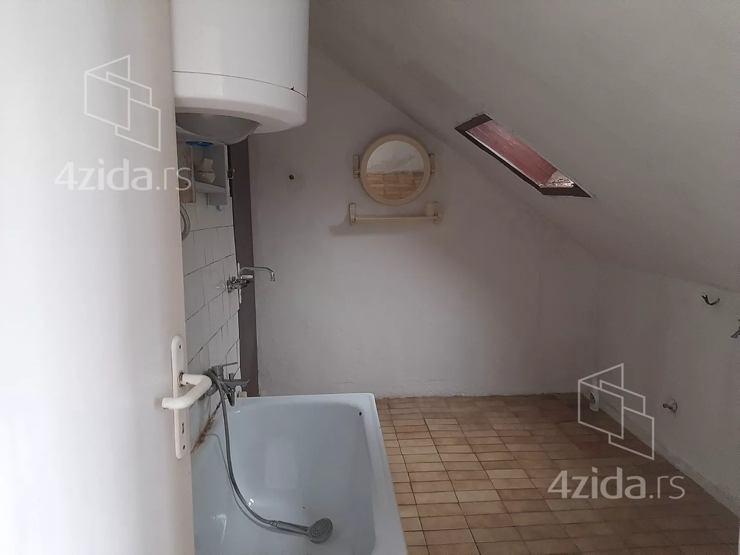 Troiposoban stan | 4zida